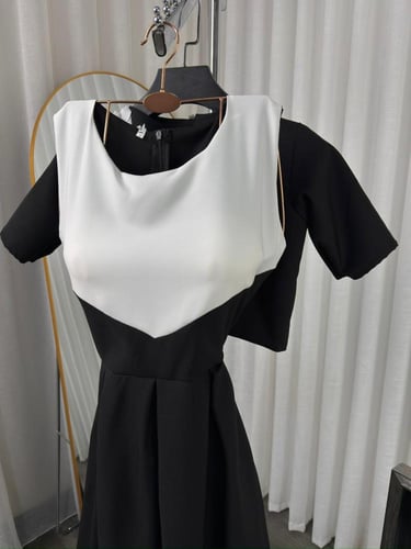 طقم فستان ميدي أسود مع جاكيت قصير مزين بزهور بيضاء...