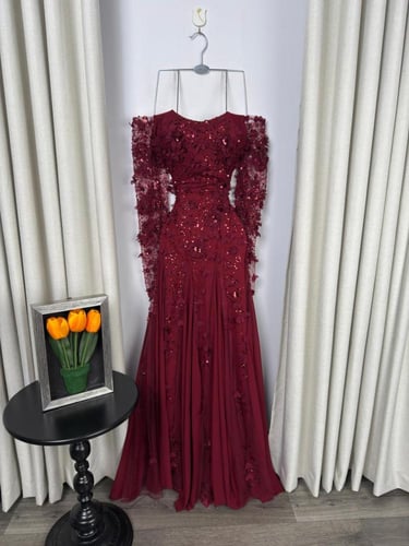 فستان سهرة عنابي ملكي مطرز بأكمام طويلة