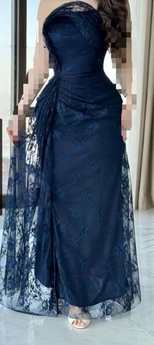 فستان سهرة كحلي دانتيل بقصة ضيقة مع ذيل فاخر