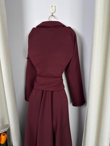 طقم نسائي خمري أنيق تنورة واسعة وبلوزة جاكيت