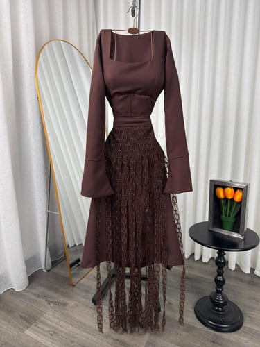 فستان ميدي بني للمناسبات بقماش باربي وتطريز سلاسل...