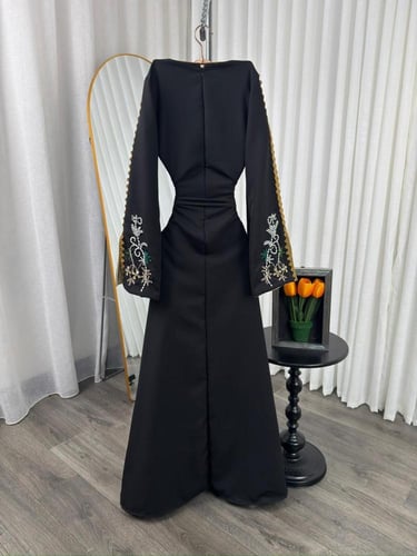 جلابية نجدية سوداء بتطريز كريستال مكثف وكلفة ذهبية...