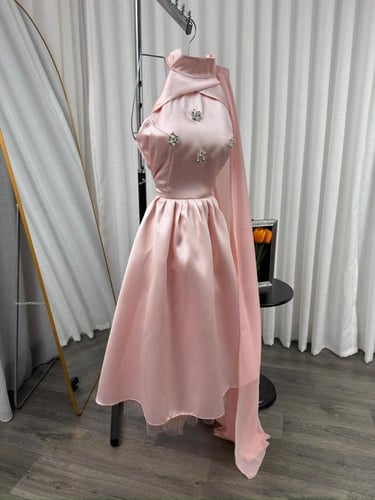 فستان ميدي وردي ميكادو مع شال شيفون وتفاصيل تل — ف...