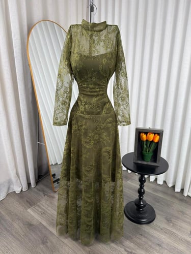 فستان سهرة زيتي دانتيل فاخر مبطن باربي بقصة ملكية