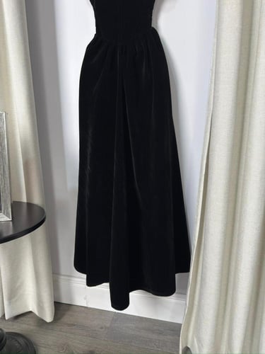 فستان هلو نوني الأسود المخملي بقصة ملتفة ولمسة دان...