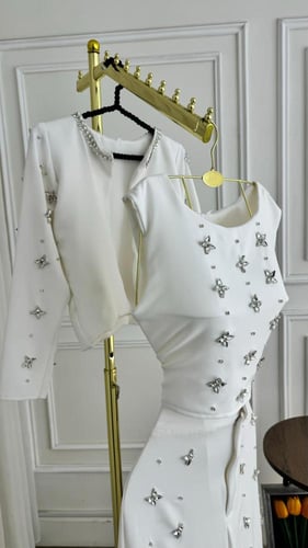 ️ طقم لورا – أناقة بيضاء بتطريز يدوي وكريستالات فا...