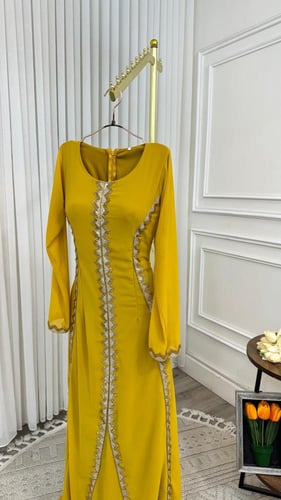 فستان Golden Aura – الجاذبية الملكية بكل تفاصيلها