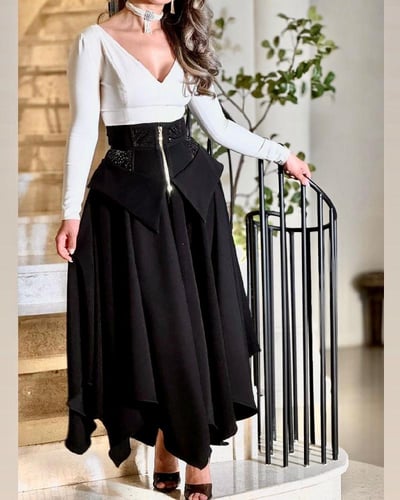 طقم إيليت – بلوزة بيج وتنورة سوداء بتصميم فاخر