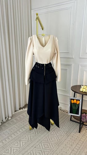 طقم إيليت – بلوزة بيج وتنورة سوداء بتصميم فاخر