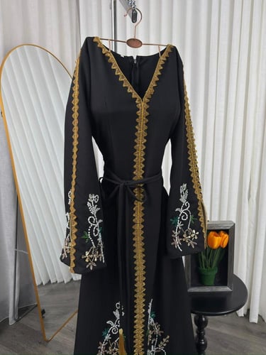 جلابية نجدية سوداء بتطريز كريستال مكثف وكلفة ذهبية...