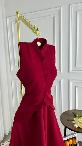 طقم Burgundy Grace – بلوزة وتنورة بتفصيل ناعم ووقا...