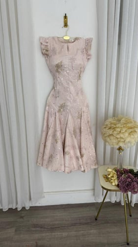 فستان سهرة وردي قصير مطرز ترتر بتصميم أنثوي راقي