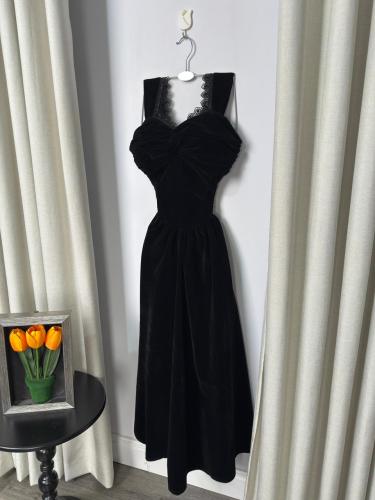 فستان هلو نوني الأسود المخملي بقصة ملتفة ولمسة دان...