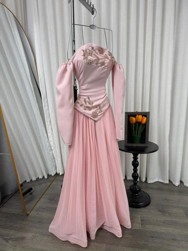 فستان سهرة وردي مطرز يدوي مع شال انسيابي