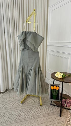 فستان Silver Flare – سحر الموج وأناقة التفصيل ﻿Sil...