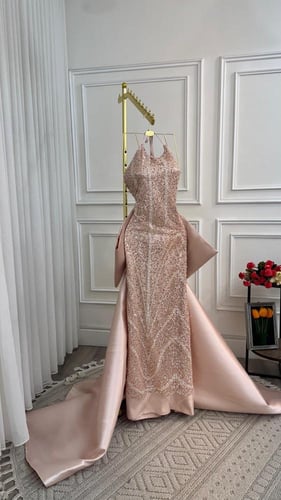 فستان سهرة وردي ميتاليك بذيل ملكي وتطريز فاخر