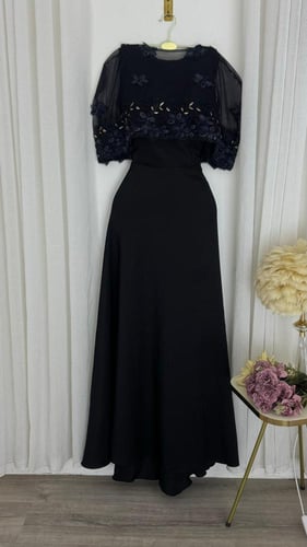 فستان سهرة أسود طويل بتل مطرّز وكلفة أنيقة