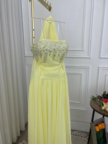 فستان سهرة أصفر بتطريز كريستالي ناعم