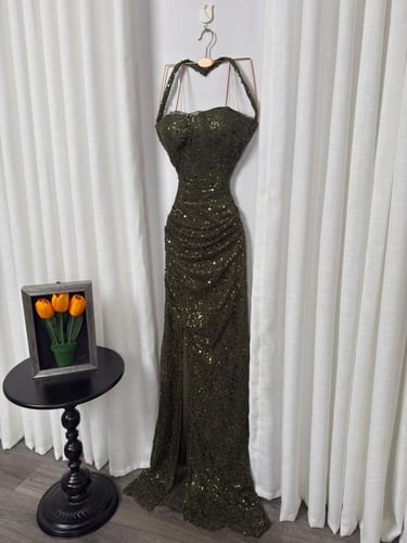 فستان سهرة زيتي ترتر لامع بقصة أنثوية فاخرة