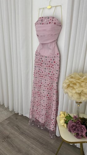 فستان سهرة وردي باربي بتطريز خرزي وقصة كورسيه