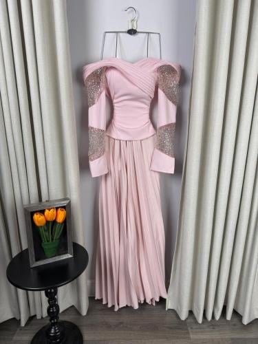 فستان سهرة وردي أوف شولدر بتطريز فاخر