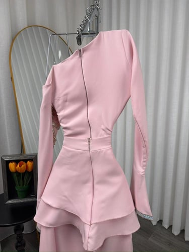 جمبسوت سهرة وردي كتف واحد بتطريز كريستال يدوي | فس...