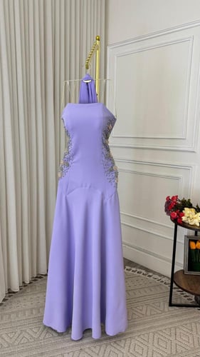 فستان سهرة ليلكي بدون أكمام بتطريز لؤلؤي – Lilac B...