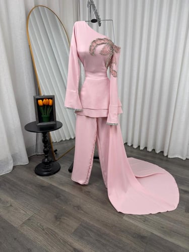 جمبسوت سهرة وردي كتف واحد بتطريز كريستال يدوي | فس...