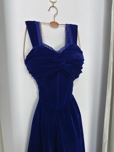 فستان سهرة أزرق ملكي جوخ بقصة أنثوية ناعمة