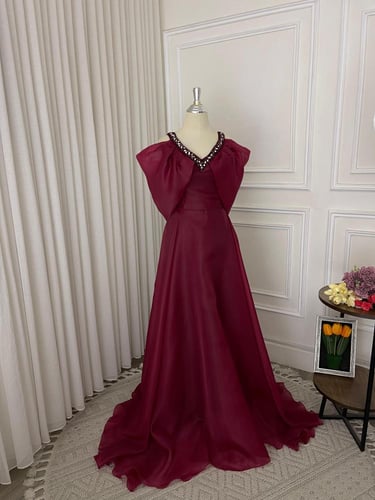 فستان سهرة خمري بأكتاف منفوخة وتطريز كريستالات يدو...