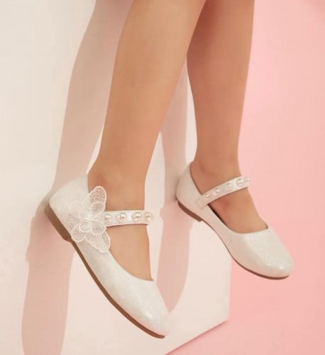 حذاء مزين باللؤلؤ