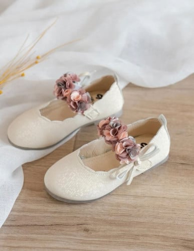 حذاء مزخرف بزهر