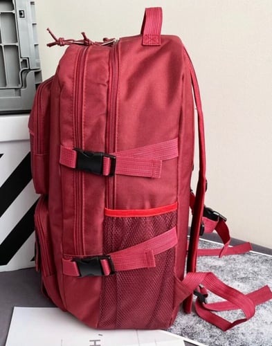 حقيبة ظهر احمر بجيب امامي