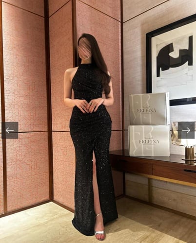 فستان اسود بفتحه