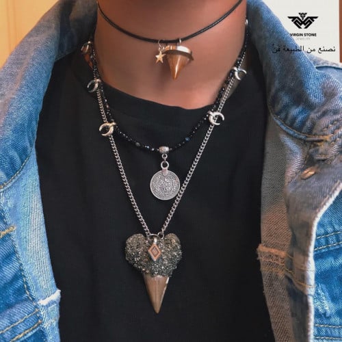 سن قرش مطعّم بحجر البايرايت