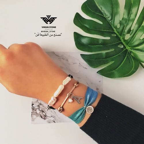 اساور من اللؤلؤ الطبيعي مع حرف انجليزي
