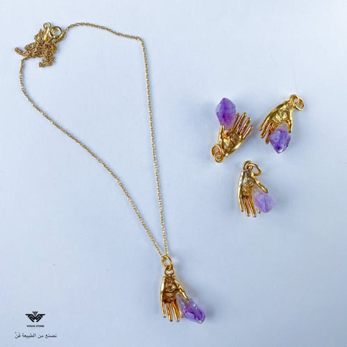 عقد يد مع حجر الجمشت الكريم