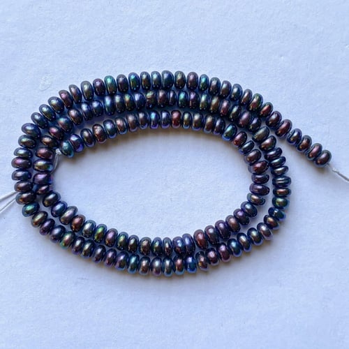 عقد من اللؤلؤ الأسود