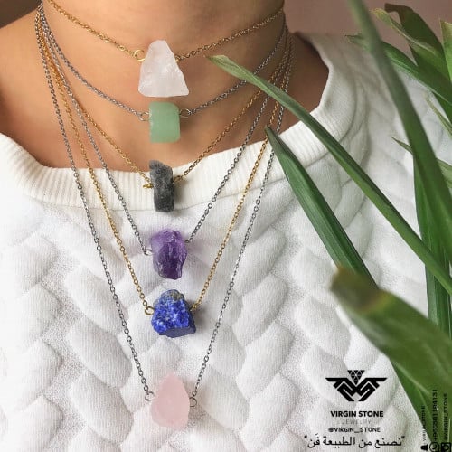 عقد من الاحجار الكريمة الخام