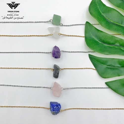 عقد من الاحجار الكريمة الخام