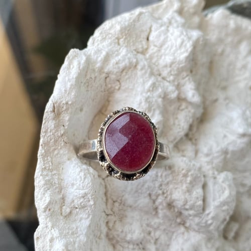 خاتم من الفضه و الياقوت الأحمر