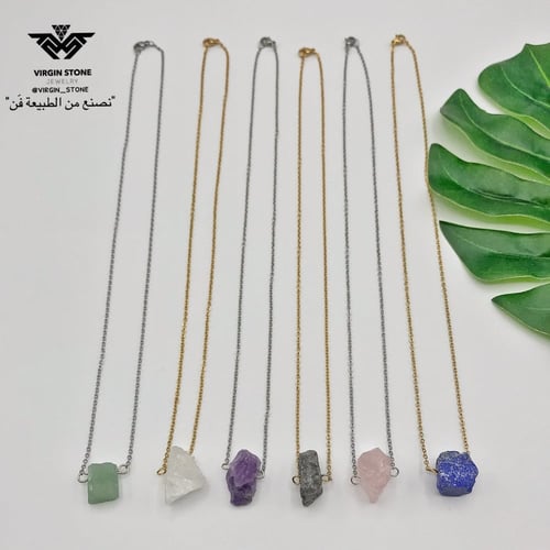 عقد من الاحجار الكريمة الخام