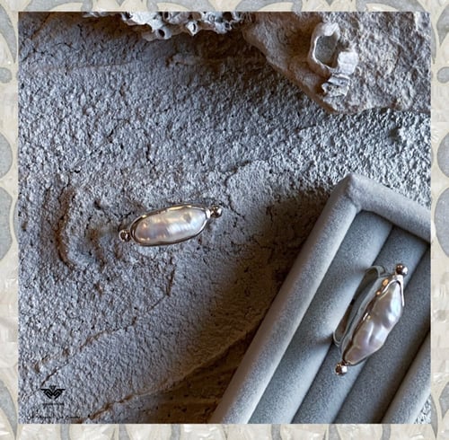 خاتم من اللؤلؤ الباروكي و الفضه الأسترليني