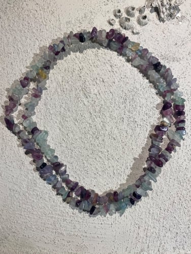 عقد من حجر الفلورايت