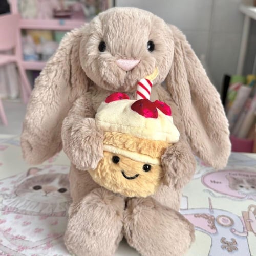 ارنوب حامل كيكة