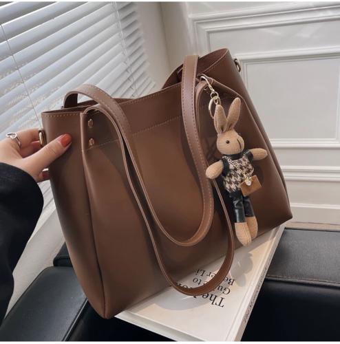 شنطه انيقه مع الدميه