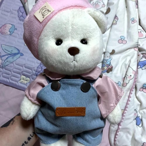 دب مع طقم الملابس