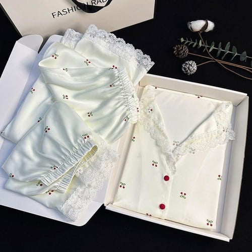 بوكس مكون من بجامة وكوب