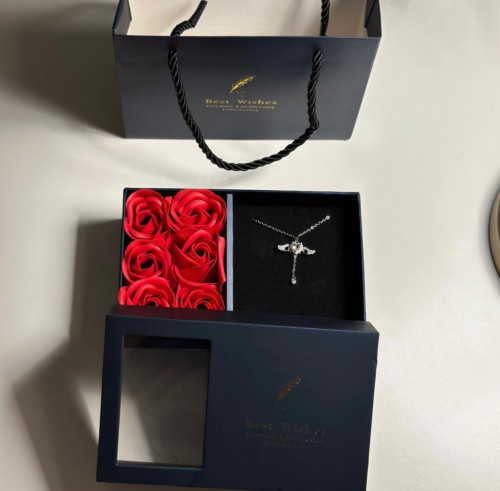 قلادة مع تغليف