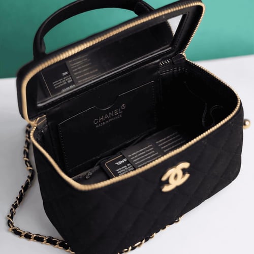 شنطة شانيل فانيتي مخملي C156